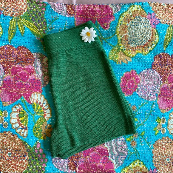 NWOT FREE PEOPLE BEACH MALIBU SURF
KNITTED SHORTS in green XS - Picture 2 of 12